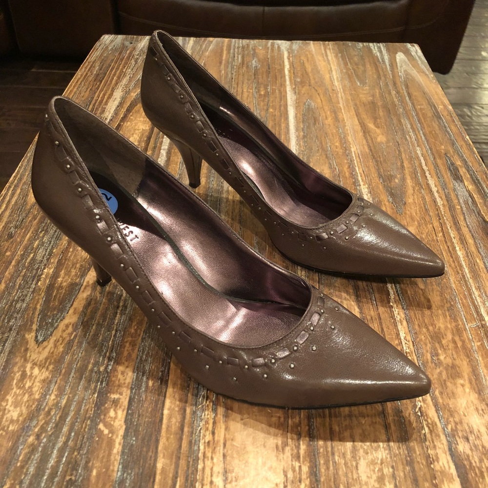 NWT Nine West heels in brown w/bronze woven detail